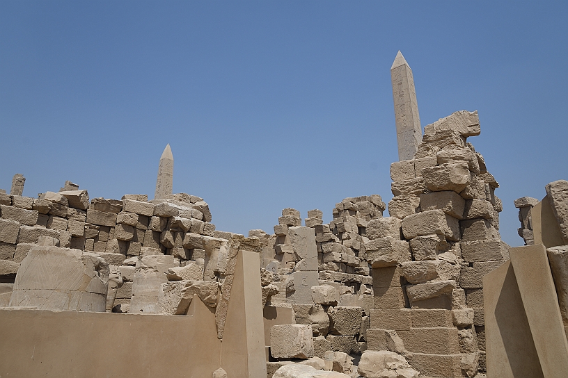 43 MAK_6173.jpg - In lontananza due dei quattro obelischi che la La regina faraone Hatshepsut ha eretto in memoria del padre Thutmose I.